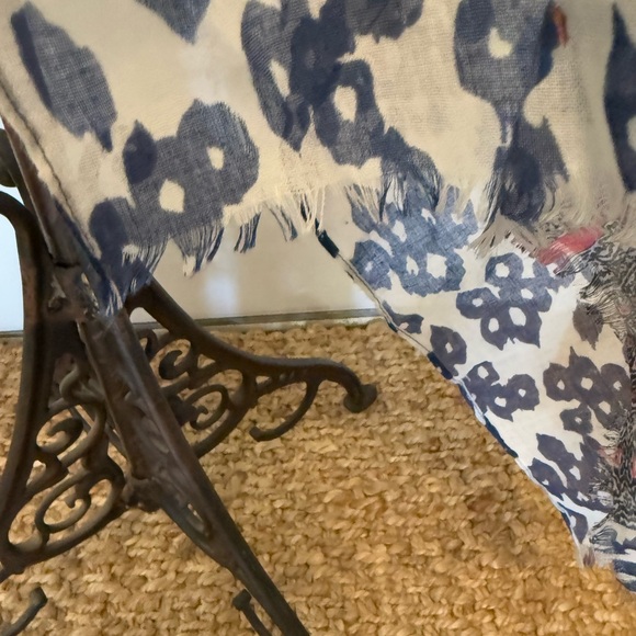 Pretty Mixed Print Leopard Print & Floral Print Long Lightweight Scarf OS - Picture 7 of 8